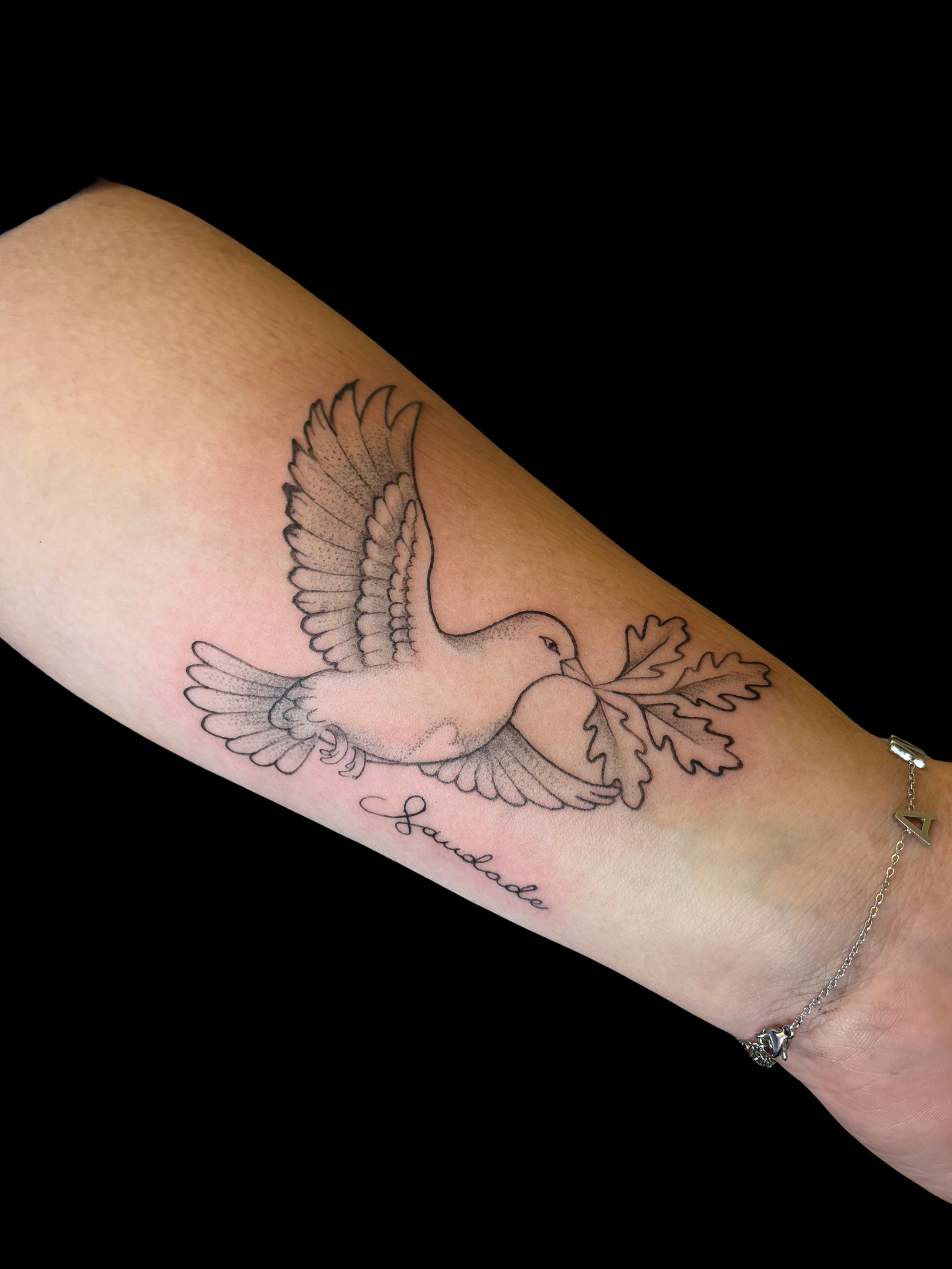Tatouage colombe et feuille de chêne en fine ligne sur avant-bras — Akamoa Tattoo Moustiers-Sainte-Marie