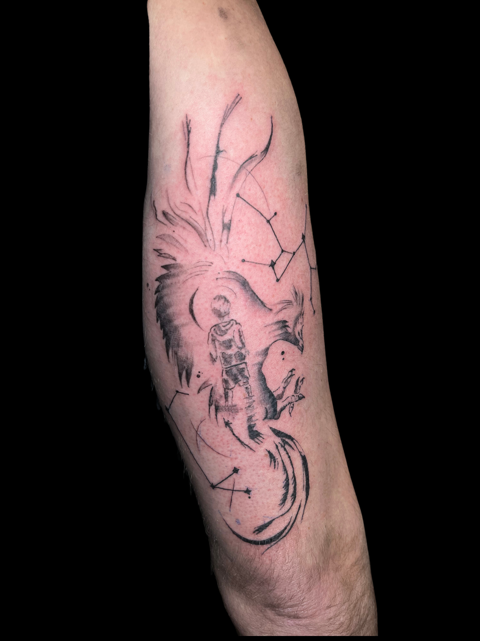 Tatouage dragon et constellations en blackwork sur avant-bras — Akamoa Tattoo Moustiers-Sainte-Marie