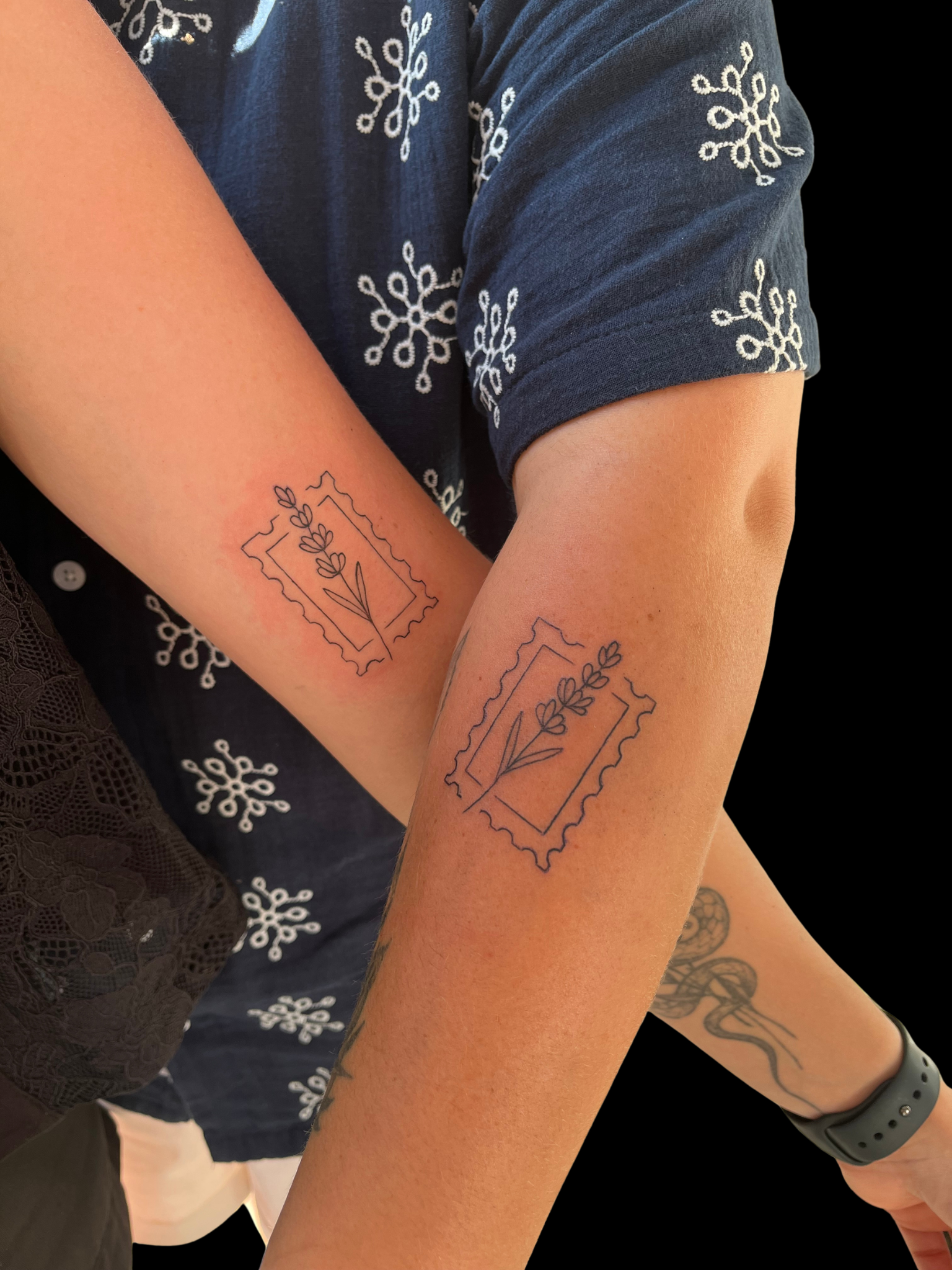 Tatouage duo timbre et lavande assortis sur avant-bras — Akamoa Tattoo Moustiers-Sainte-Marie