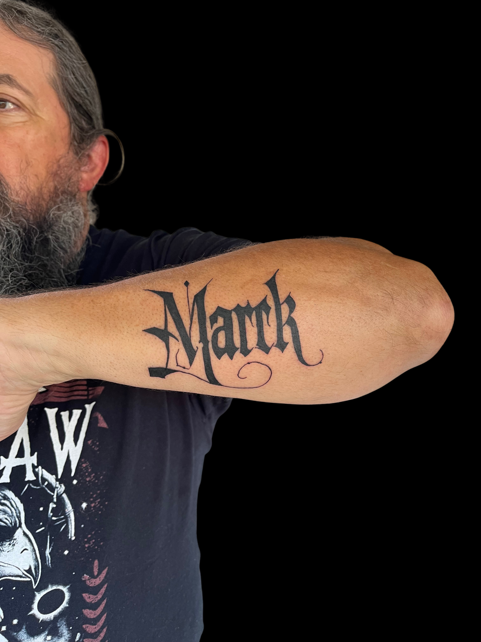 Tatouage lettrage calligraphie sur le bras — Akamoa Tattoo Moustiers-Sainte-Marie