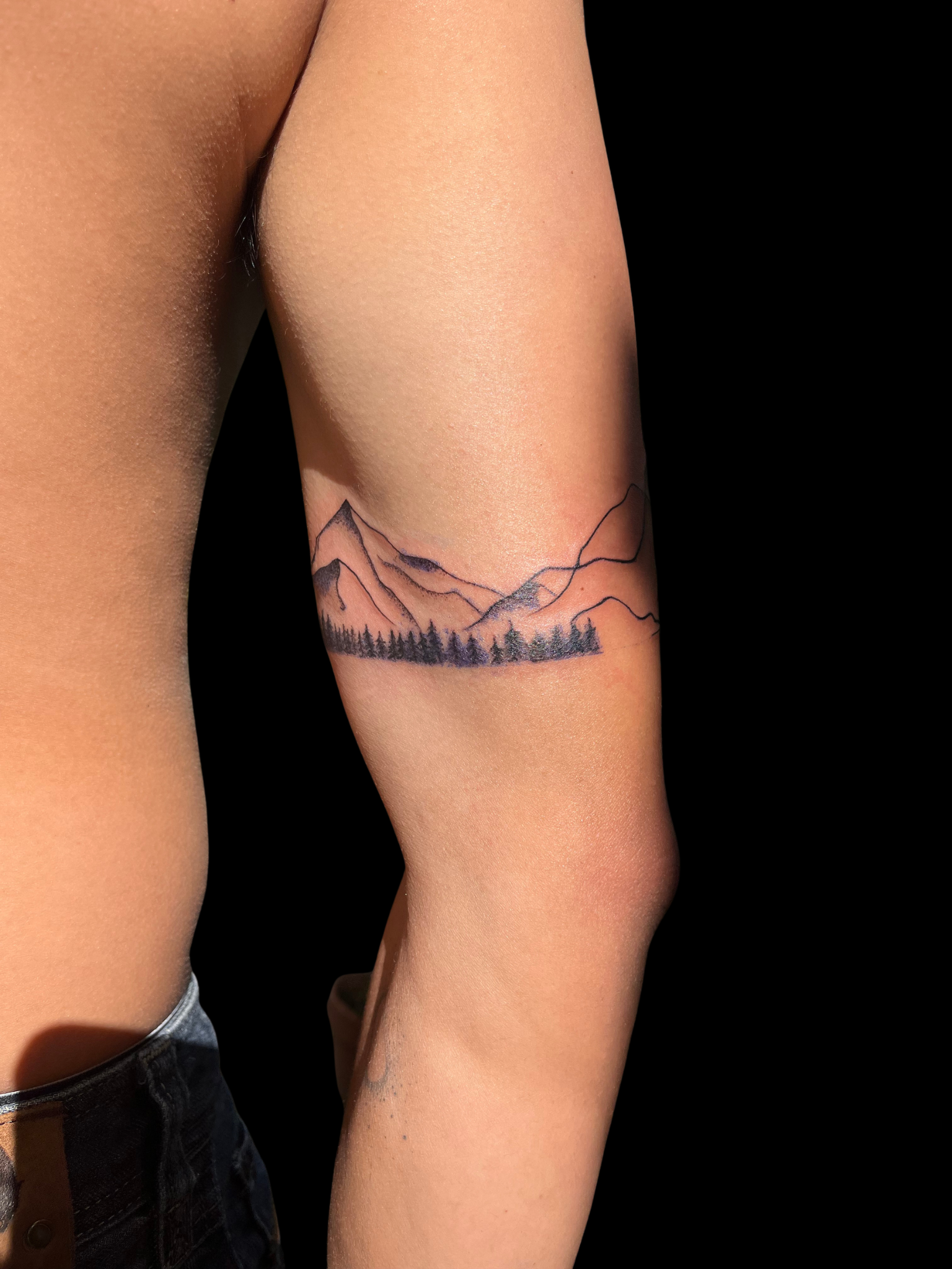 Tatouage paysage montagne et forêt en bracelet sur la cuisse — Akamoa Tattoo Moustiers-Sainte-Marie